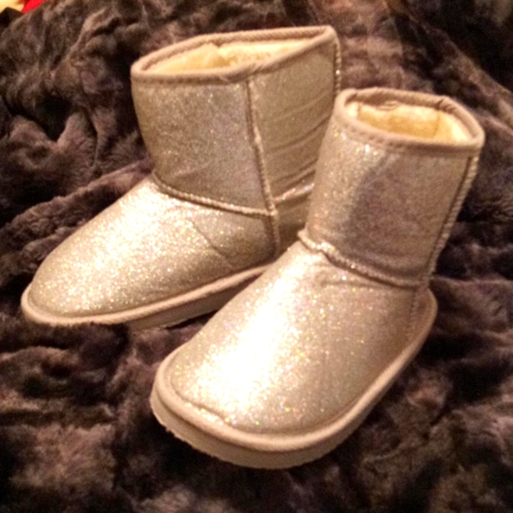 3/$20⭐Silver Glitter Boots!💕 Girls Size 2